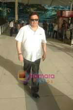 Rishi Kapoor Snapped at domestic airport in Mumbai on 18th April 2011 (3).JPG
